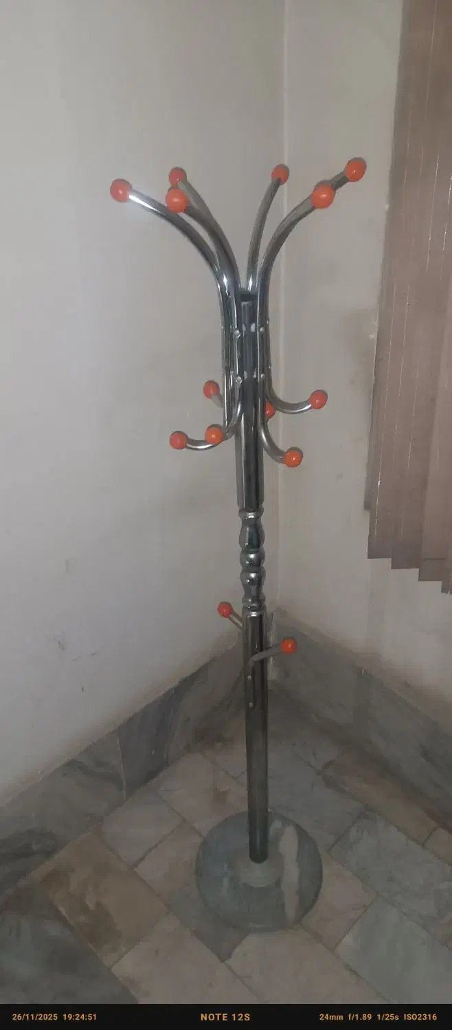 آویز لباس ایستاده|بندرخت و رخت‌آویز|قدس, شهر‌قدس|دیوار