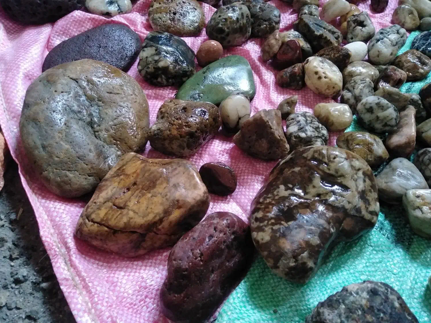 فروش تعدادی سنگ تزئینی|جواهرات|لاهیجان, انقلاب|دیوار