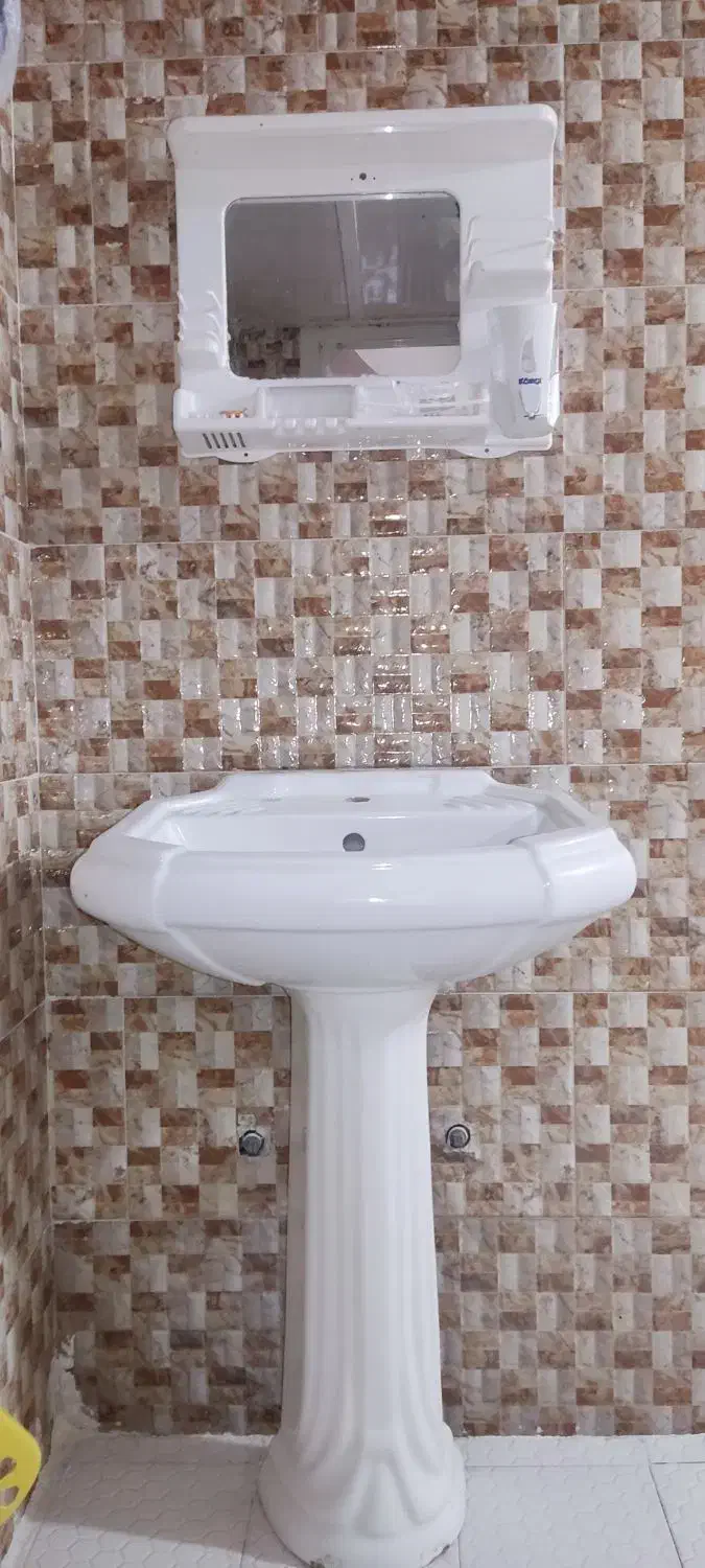 روشویی بهمراه پایه و آینه|لوازم سرویس بهداشتی|سیرجان, |دیوار