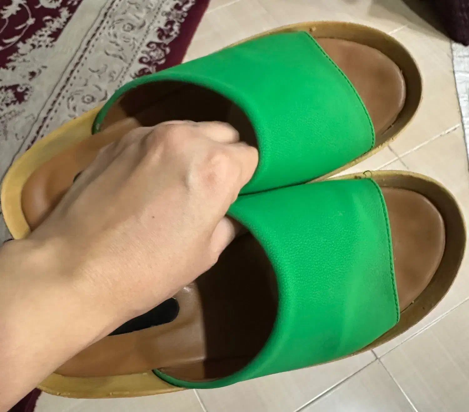 دمپایی رو فرشی|کیف، کفش، کمربند|اندیشه, اندیشه فاز ۳|دیوار