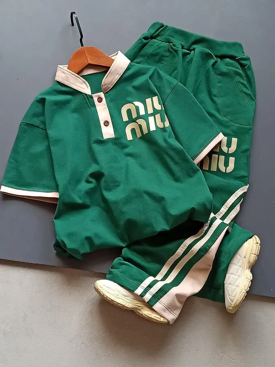 لباس زیبا|لباس|قم, وادی السلام|دیوار