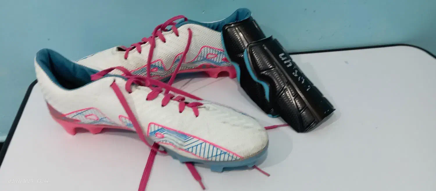 کفش فوتبال سایز 42 نو نو فقط دو بار پوشیده شده|کیف، کفش، کمربند|دوگنبدان, |دیوار