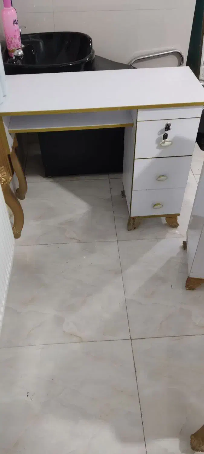 میز ناخن|آرایشگاه و سالن‌های زیبایی|محمدیه-قزوین, |دیوار