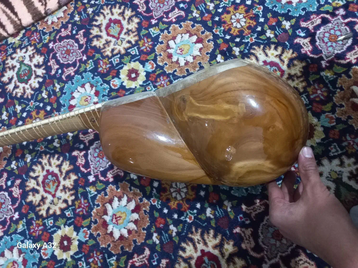 تار مهردار ایمان سرپنجه خورشیدی|سازهای سنتی|مهاباد (آذربایجان غربی), |دیوار