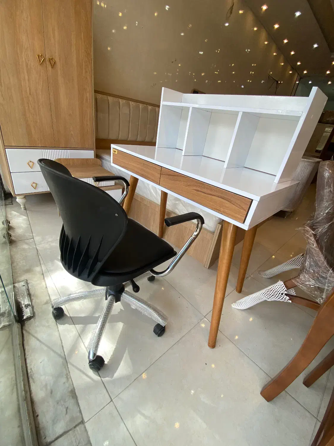 میزتحریر پایه خراطی|میز تحریر و کامپیوتر|کاشان, گارزگاه|دیوار