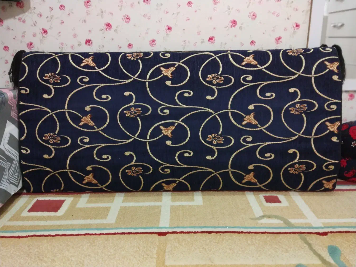 یک عدد پشتی در حد نو|پشتی|خرمآباد, |دیوار