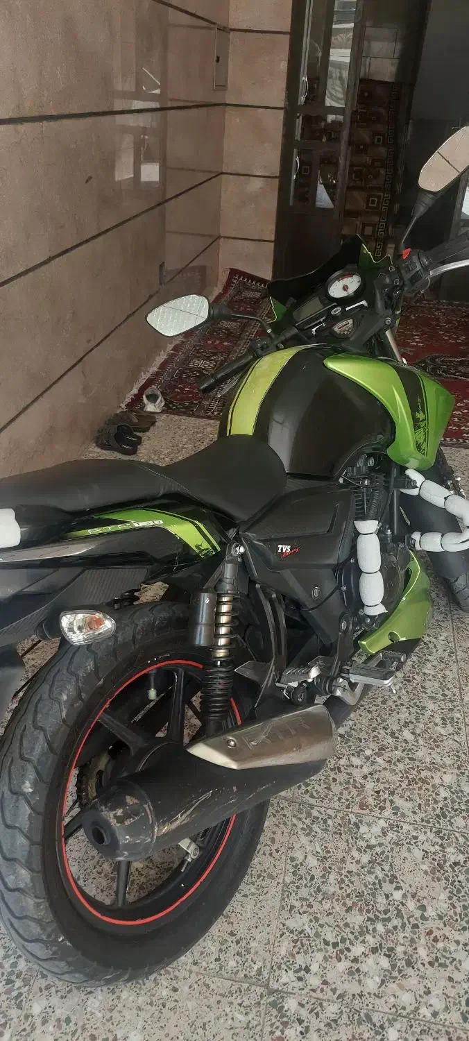 آپاچی|موتورسیکلت|رباط‌کریم, رباط‌کریم|دیوار