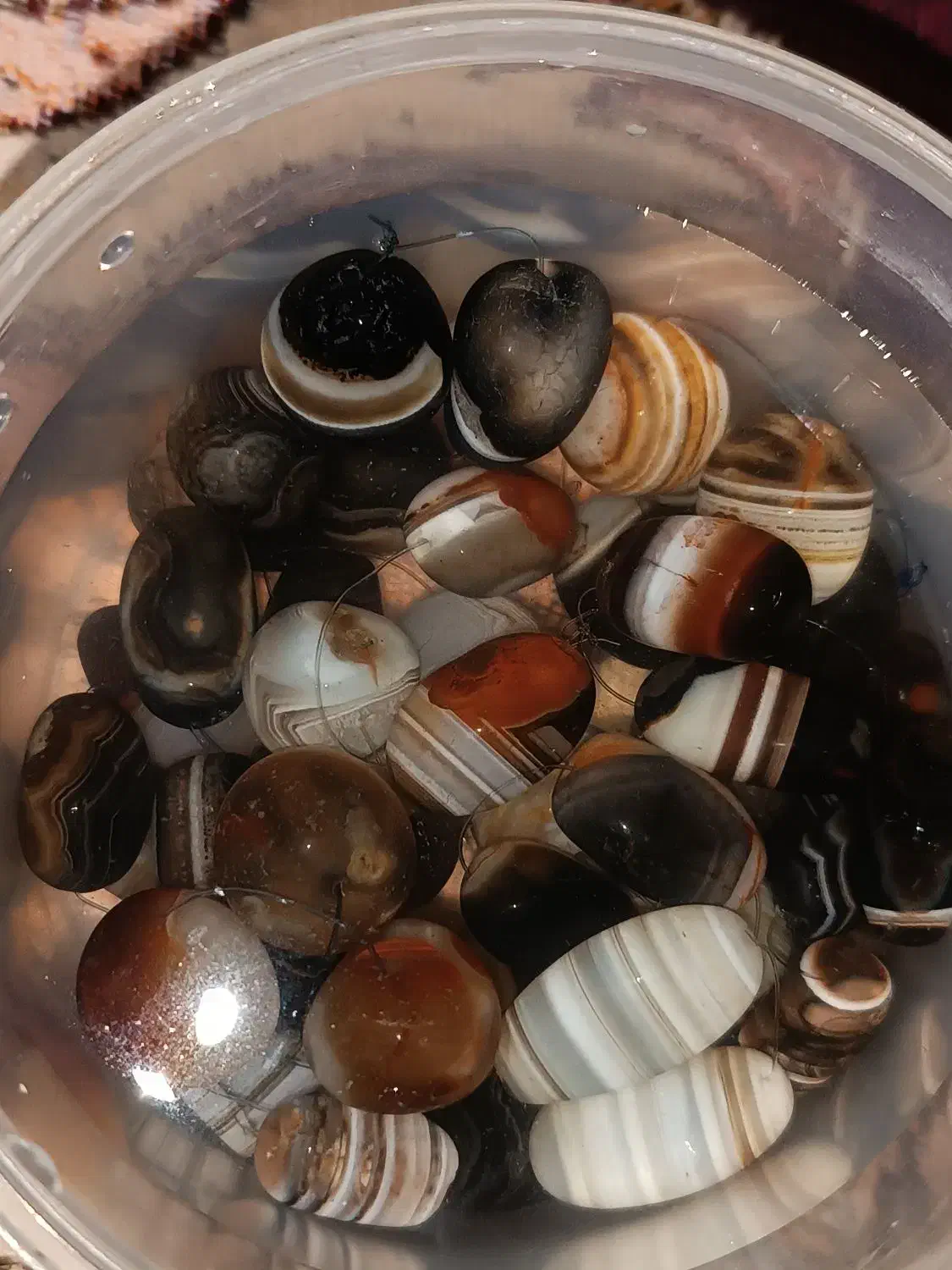 تعدادی مهره های سلیمانی.جزع|کلکسیون اشیاء عتیقه|اهواز, کمپلو جنوبی|دیوار