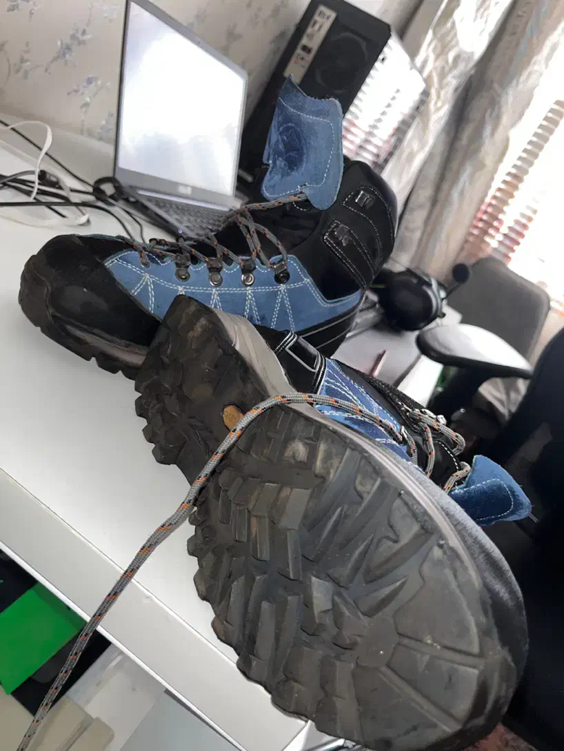 کتونی کوهنوردی اسپرت خارجی.|کیف، کفش، کمربند|اندیشه, اندیشه فاز ۳|دیوار