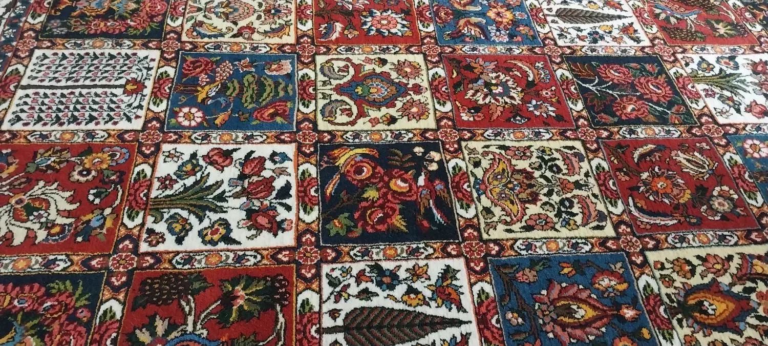 قالیچه دستبافت به صورت کاملاً دستی در محیط خانه|فرش|سامان, |دیوار