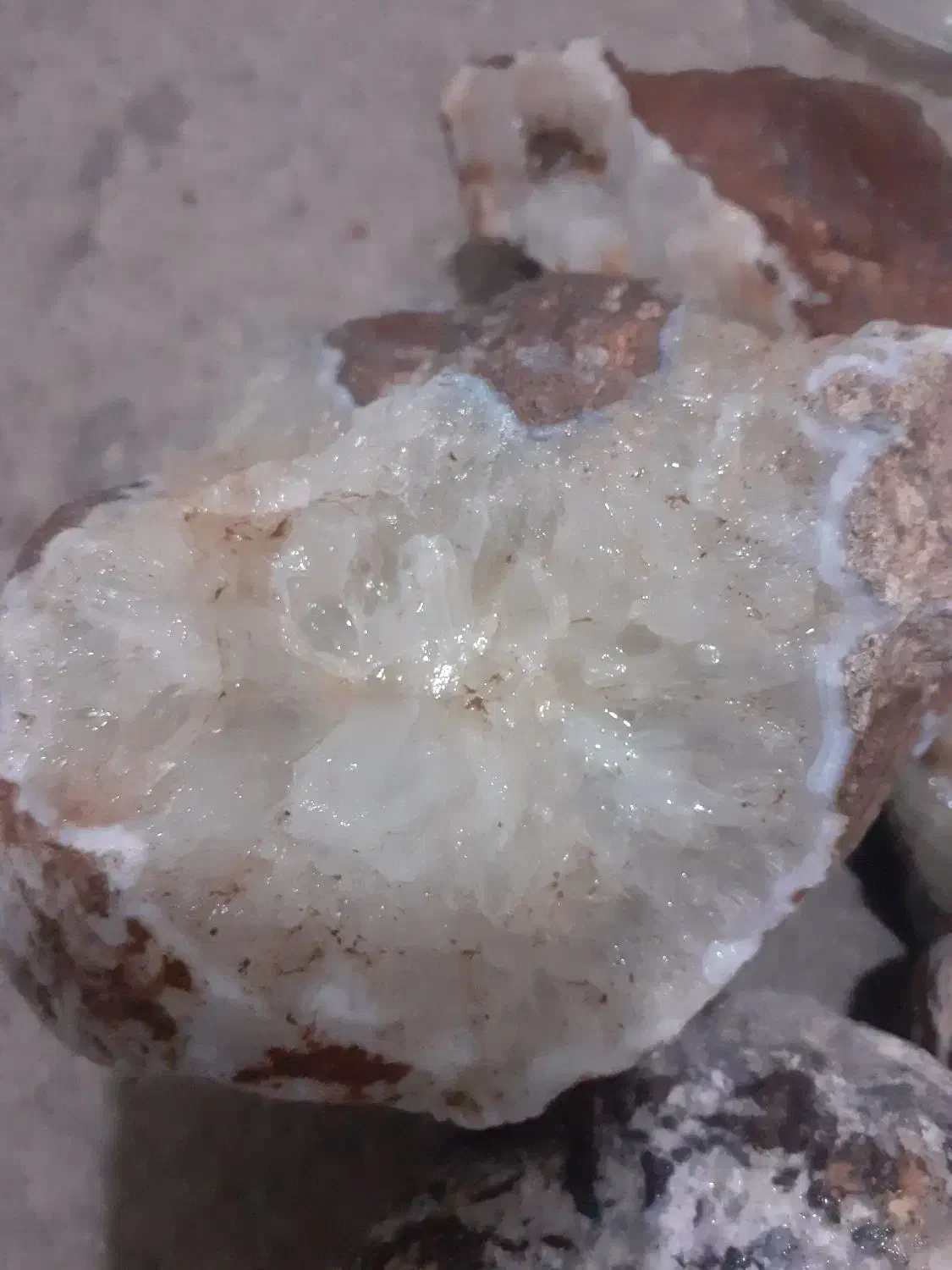 تعدادی سنگ کوارتز|جواهرات|قزوین, |دیوار