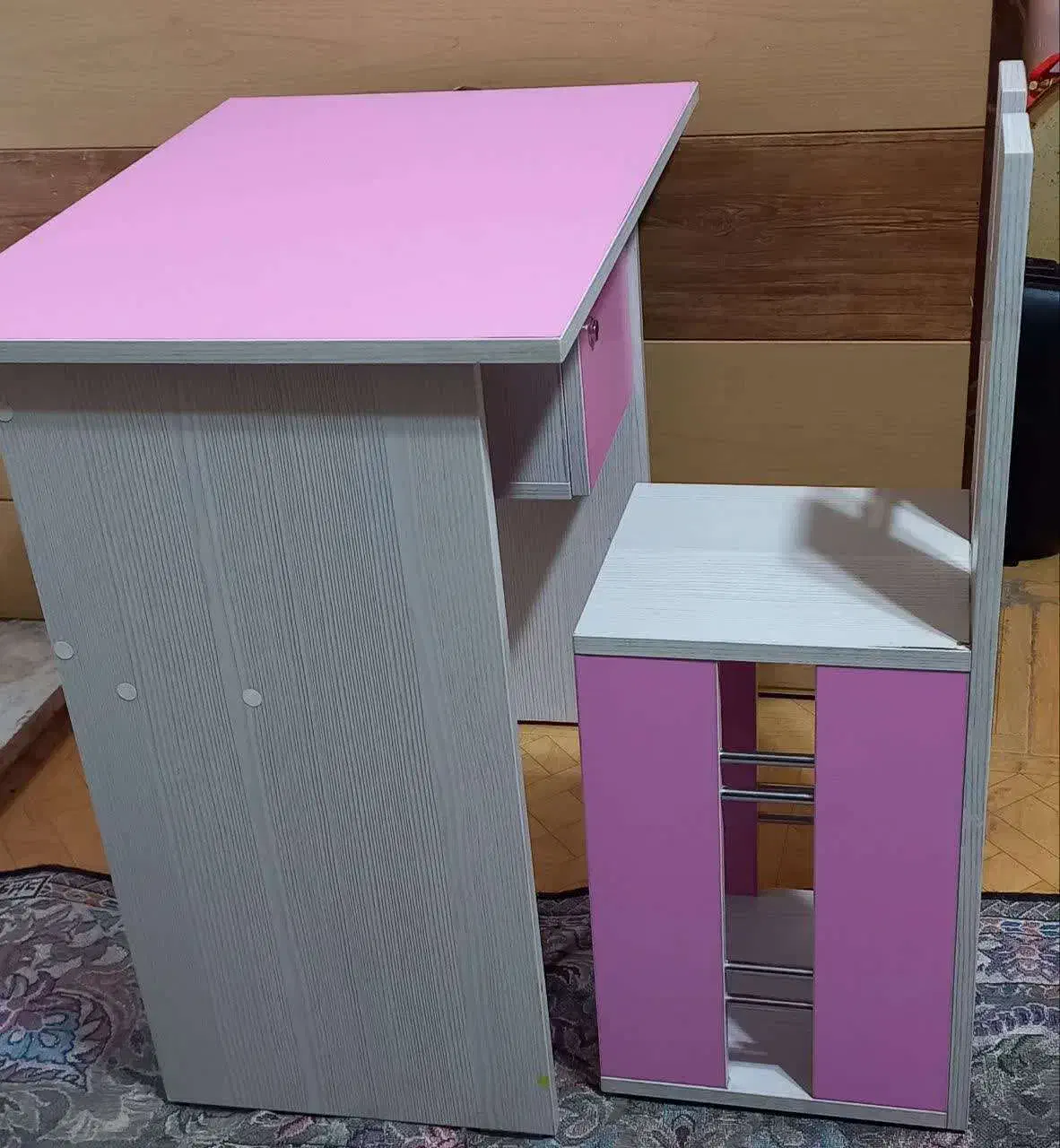 صندلی و میز تحریر|میز تحریر و کامپیوتر|بم, |دیوار