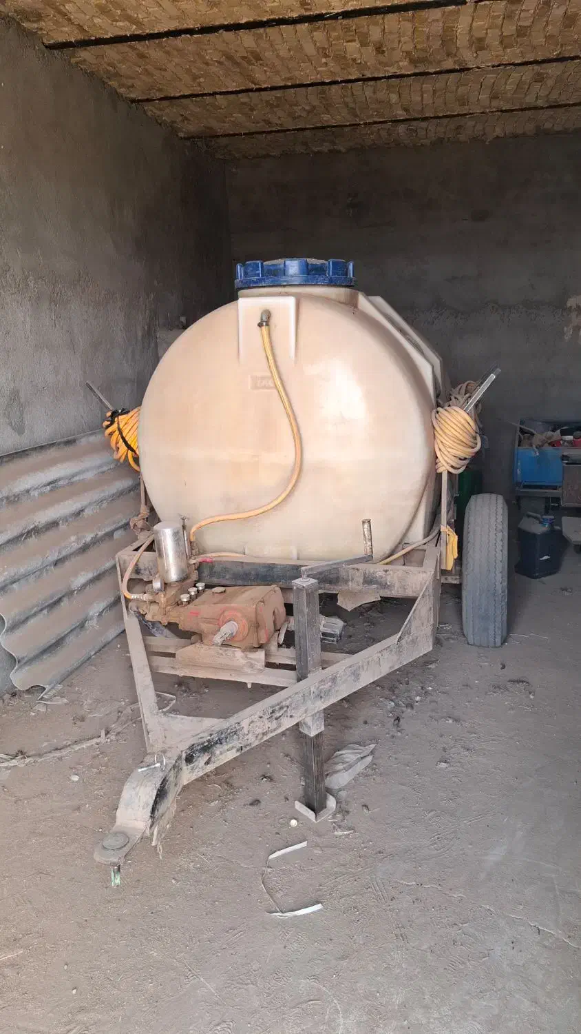 تانکر سمپاش ۲۰۰۰ لیتری همراه با پمپ ۱۲۰ (تراکتور)|ماشین‌آلات صنعتی|تربت‌حیدریه, باغ ملی|دیوار