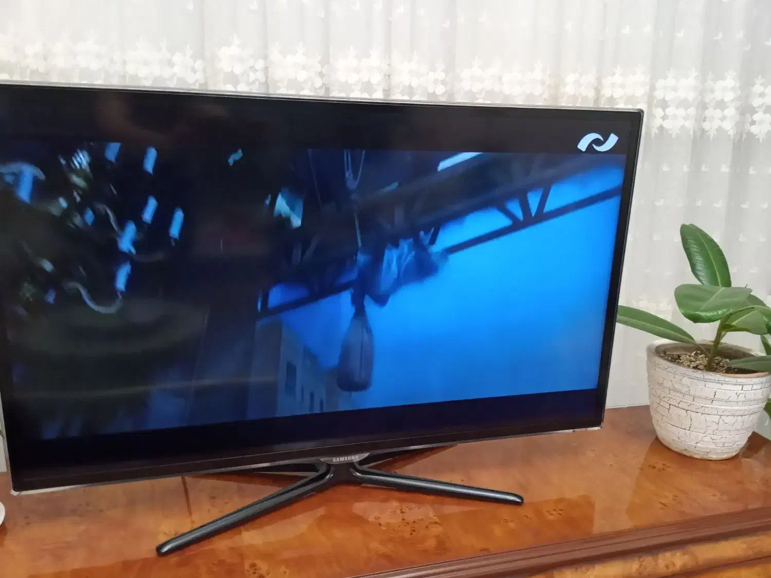 تلویزیون|تلویزیون و پروژکتور|میانه, |دیوار