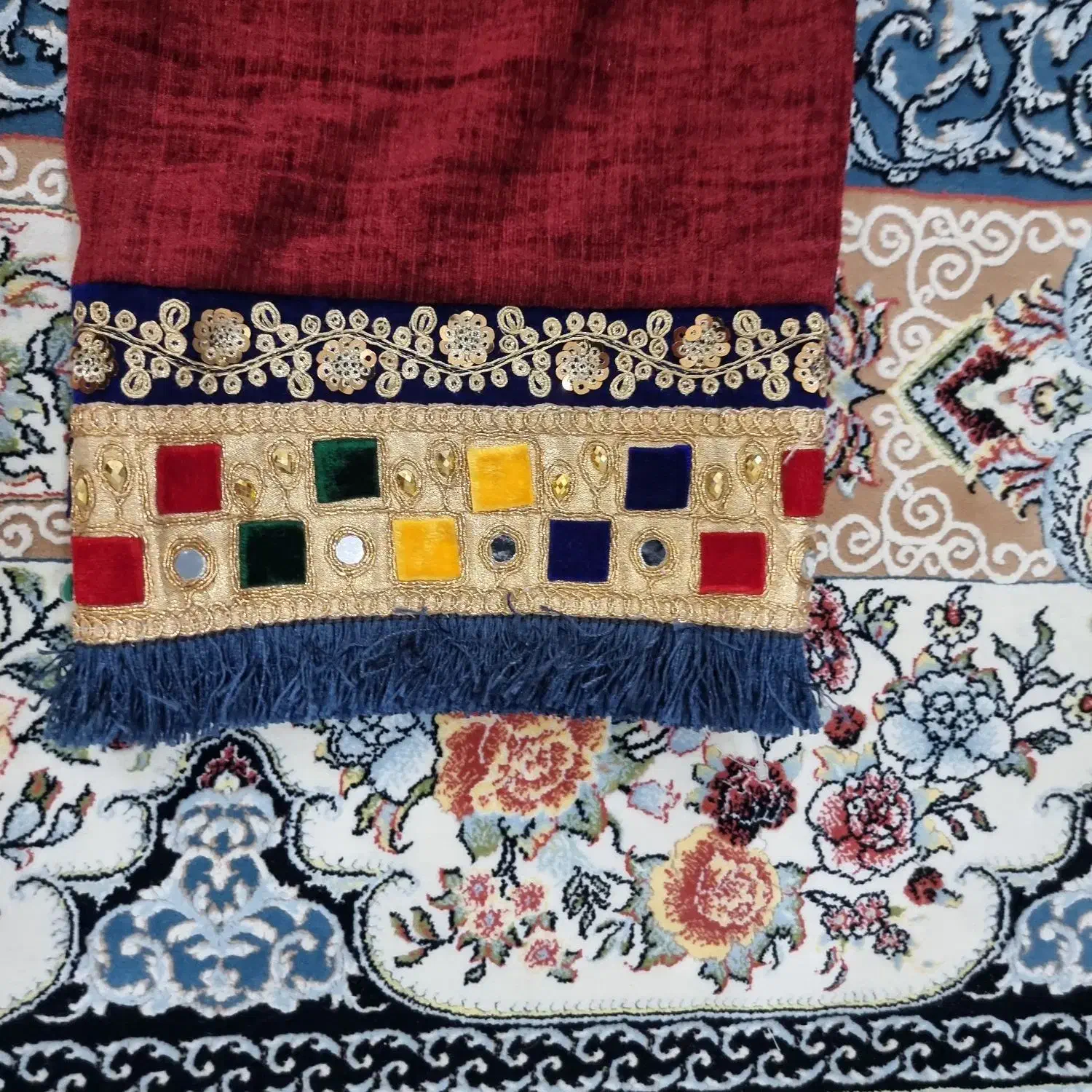 لباس مجلسی|لباس|شیراز, باغشهر اهل بیت|دیوار