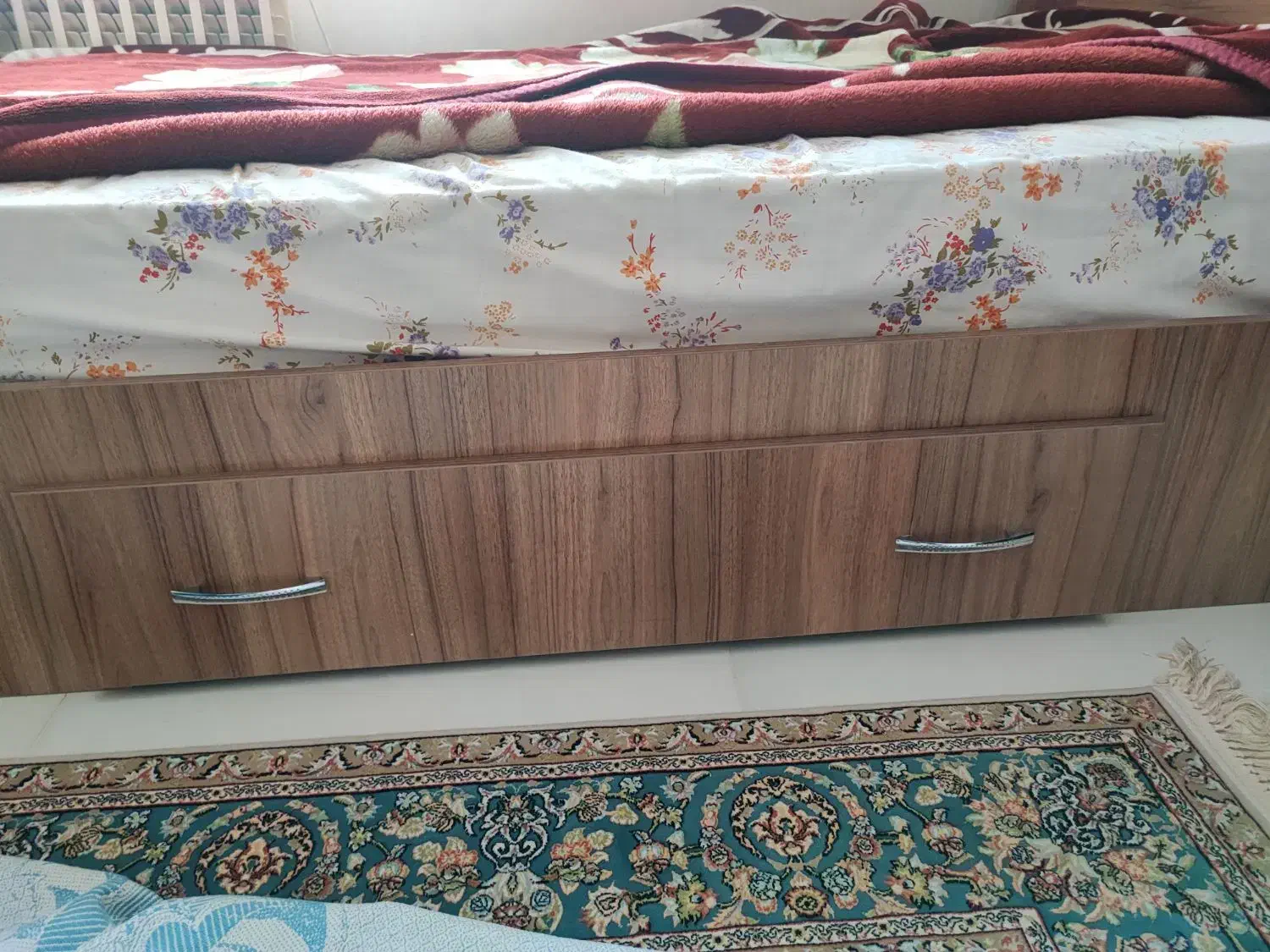 سرویس خواب|تخت و سرویس خواب|تهران, آبشار تهران (دریاچه)|دیوار