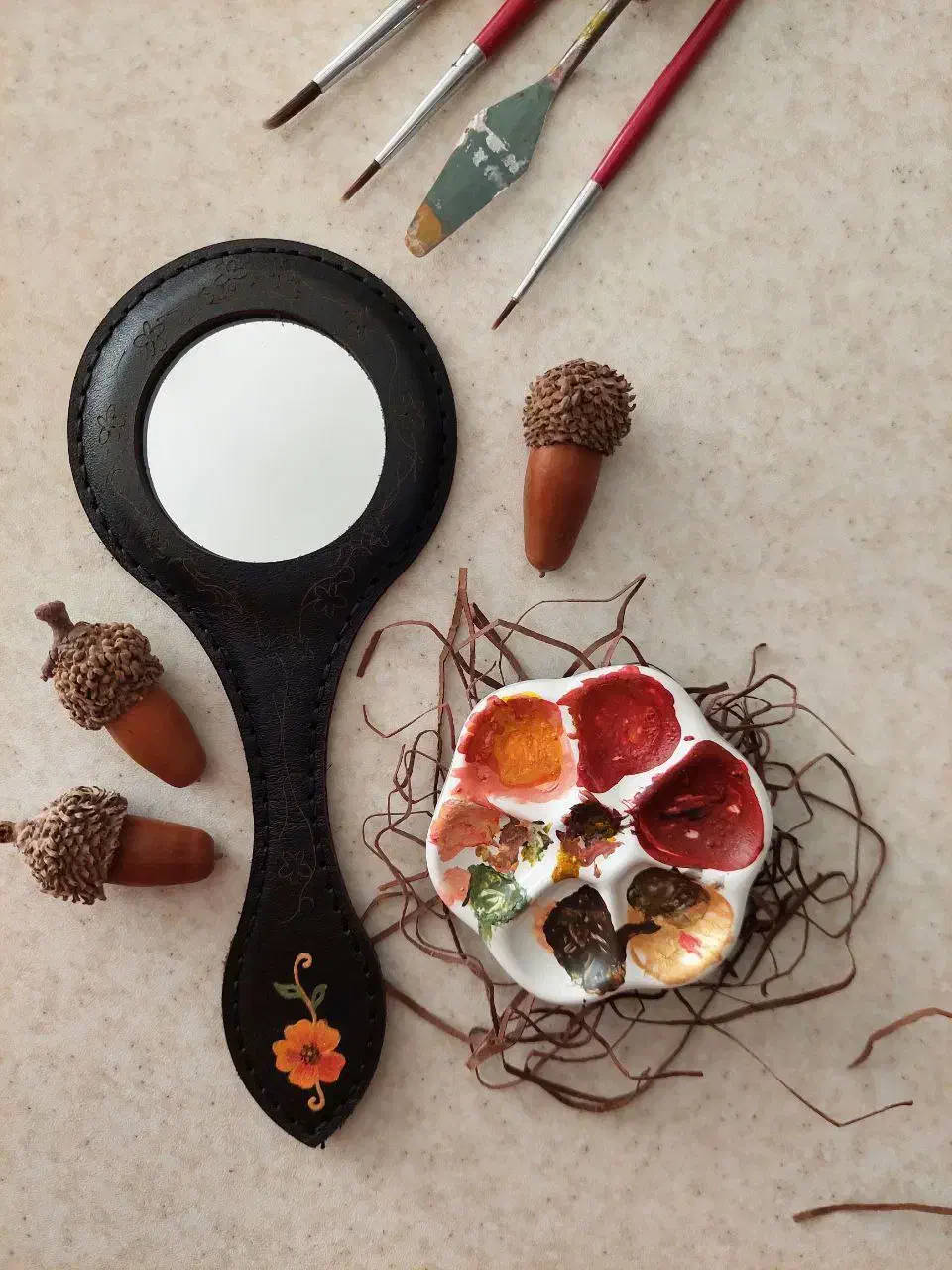 آینه دسته دار نقاشی شده چرم طبیعی و دستدوز|آینه|پاکدشت, پاکدشت (مامازند)|دیوار