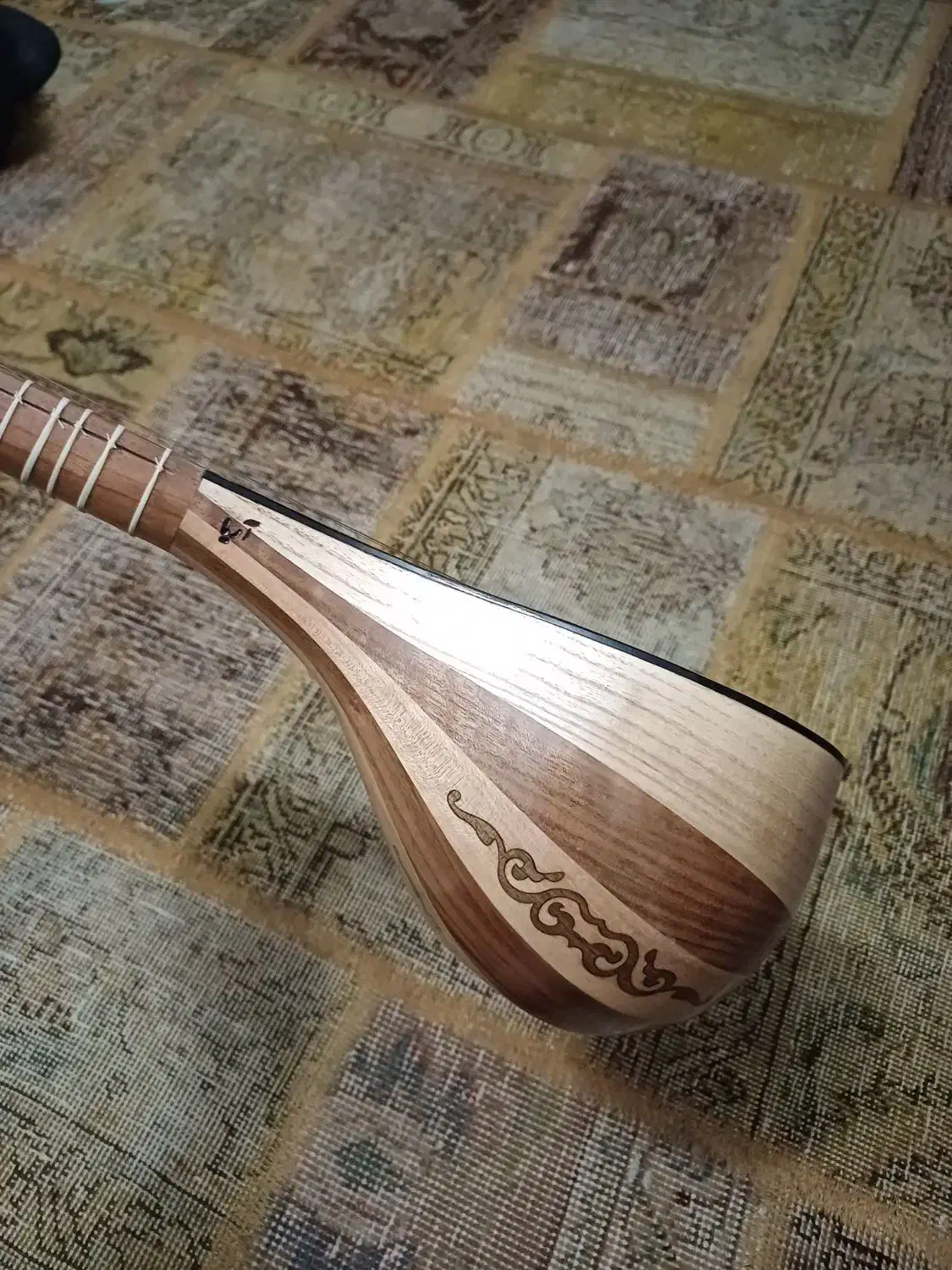 سه تار|سازهای سنتی|ری, منصوریه منگل|دیوار