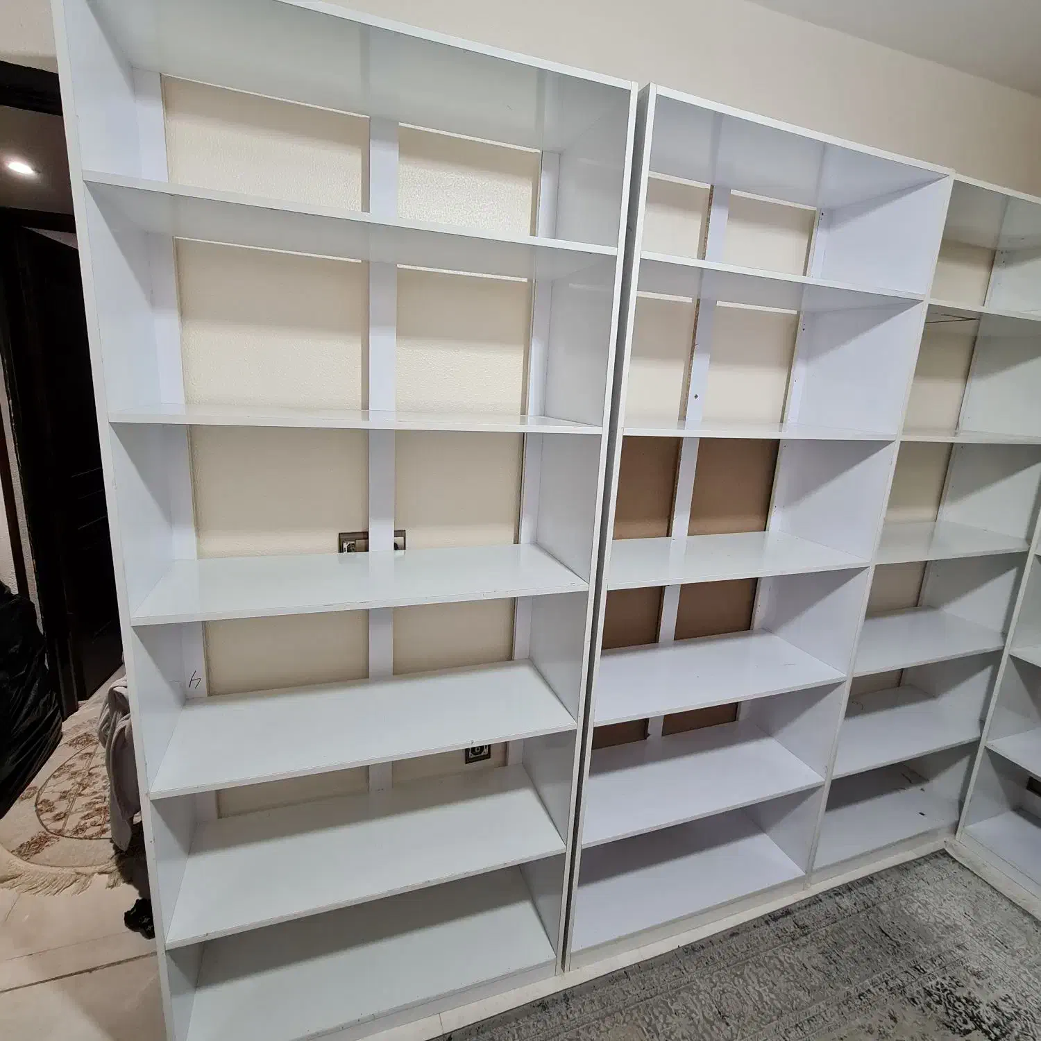دکور ۶ طبقه چوبی سفید|کتابخانه، شلف، قفسه‌های دیواری|شاهین‌شهر, اقبال لاهوری|دیوار