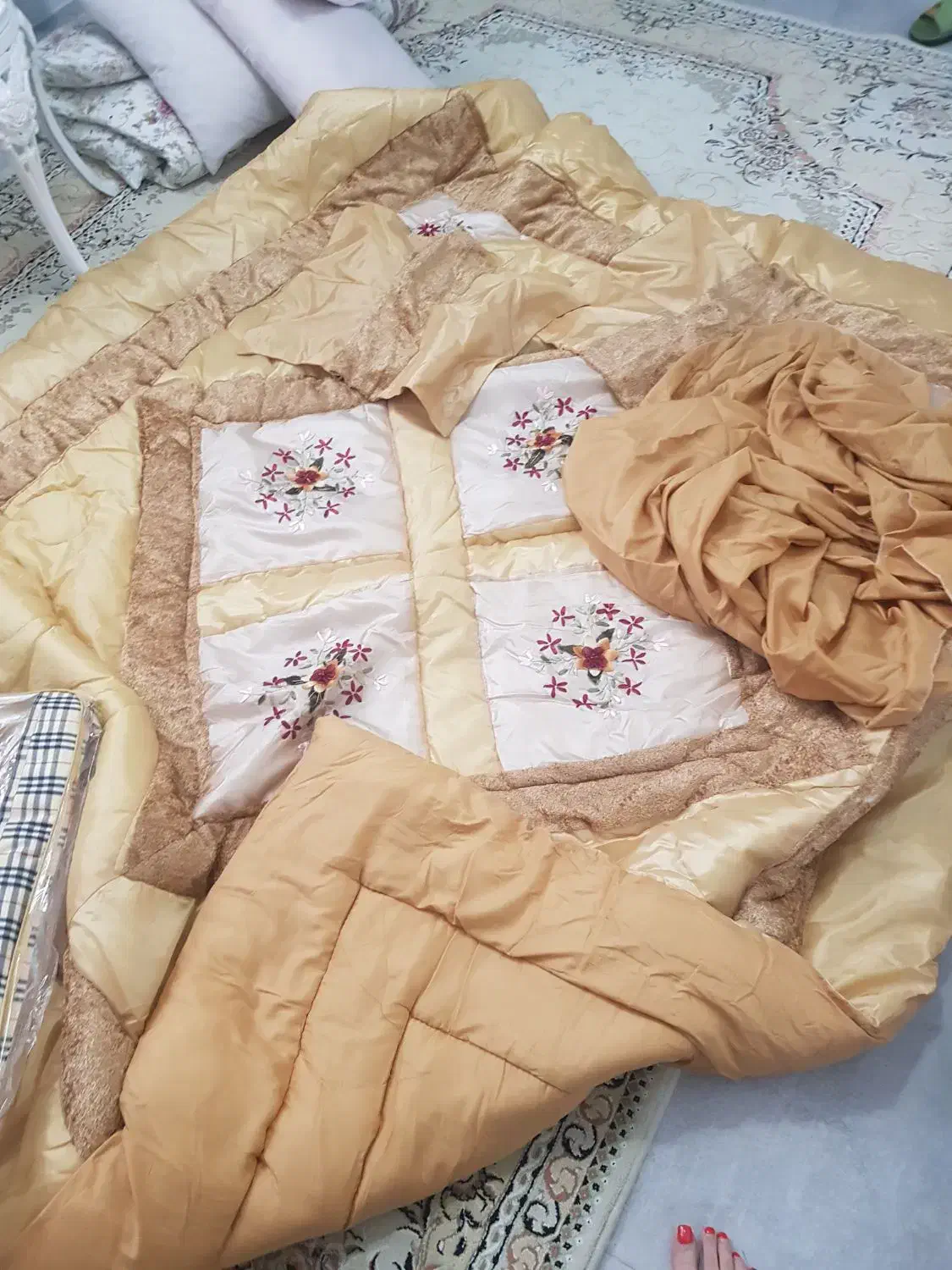 لحاف و تشک|رختخواب، بالش، پتو|رشت, منظریه|دیوار