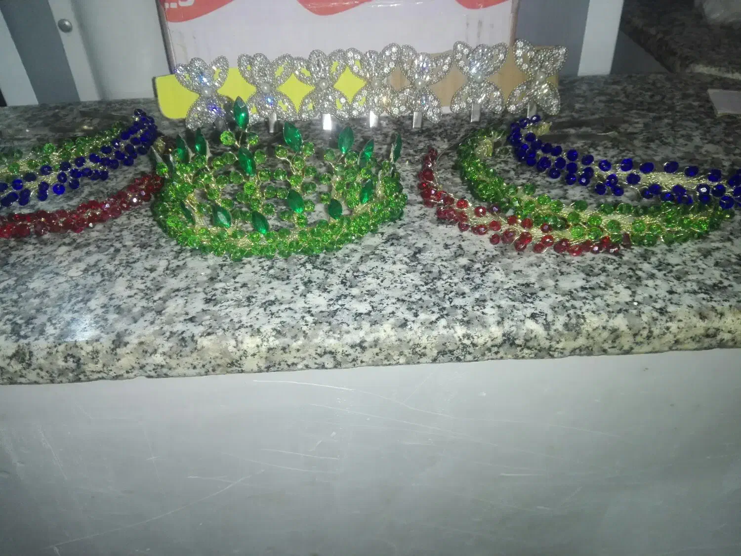 تعدادی تل یلدایی و تاج وگیره|زیورآلات و اکسسوری|ساری, |دیوار