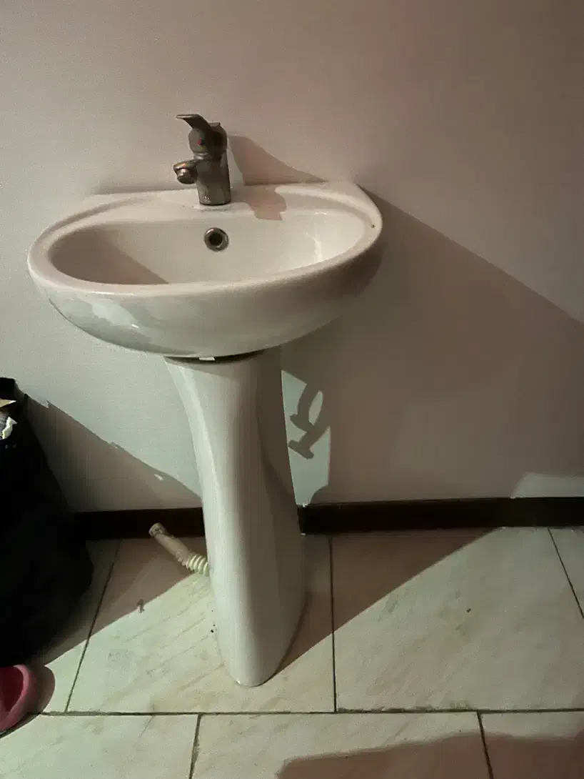 روشویی کوچیک سالم به همراه شیر|لوازم سرویس بهداشتی|تهران, وصفنارد|دیوار