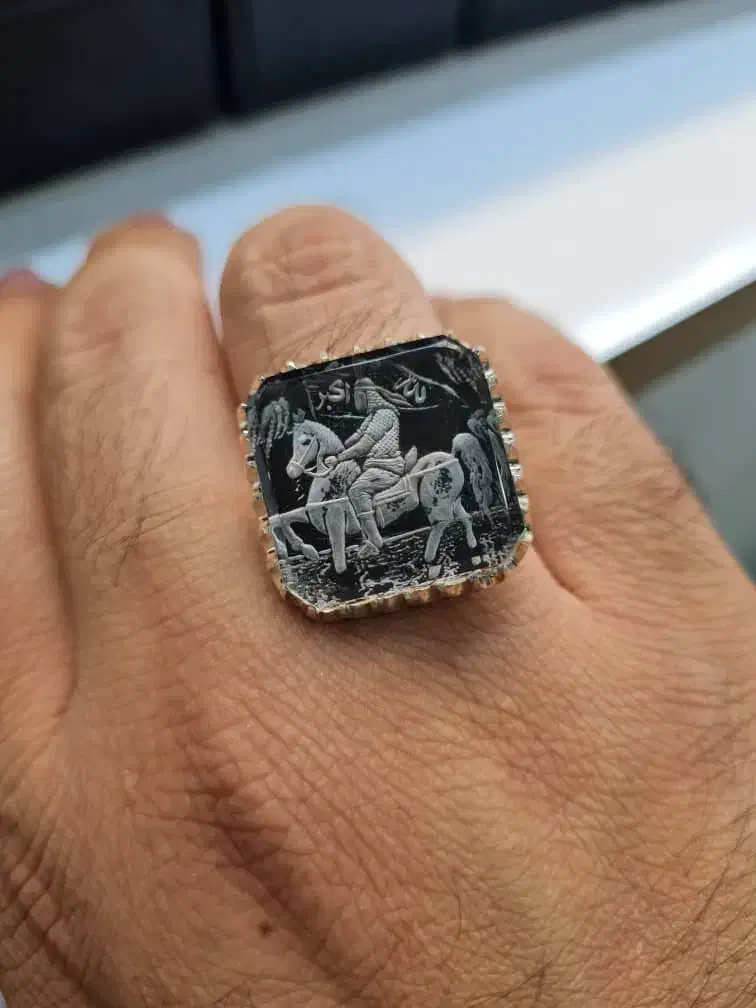 در نجف پاک|جواهرات|ری, سرتخت|دیوار