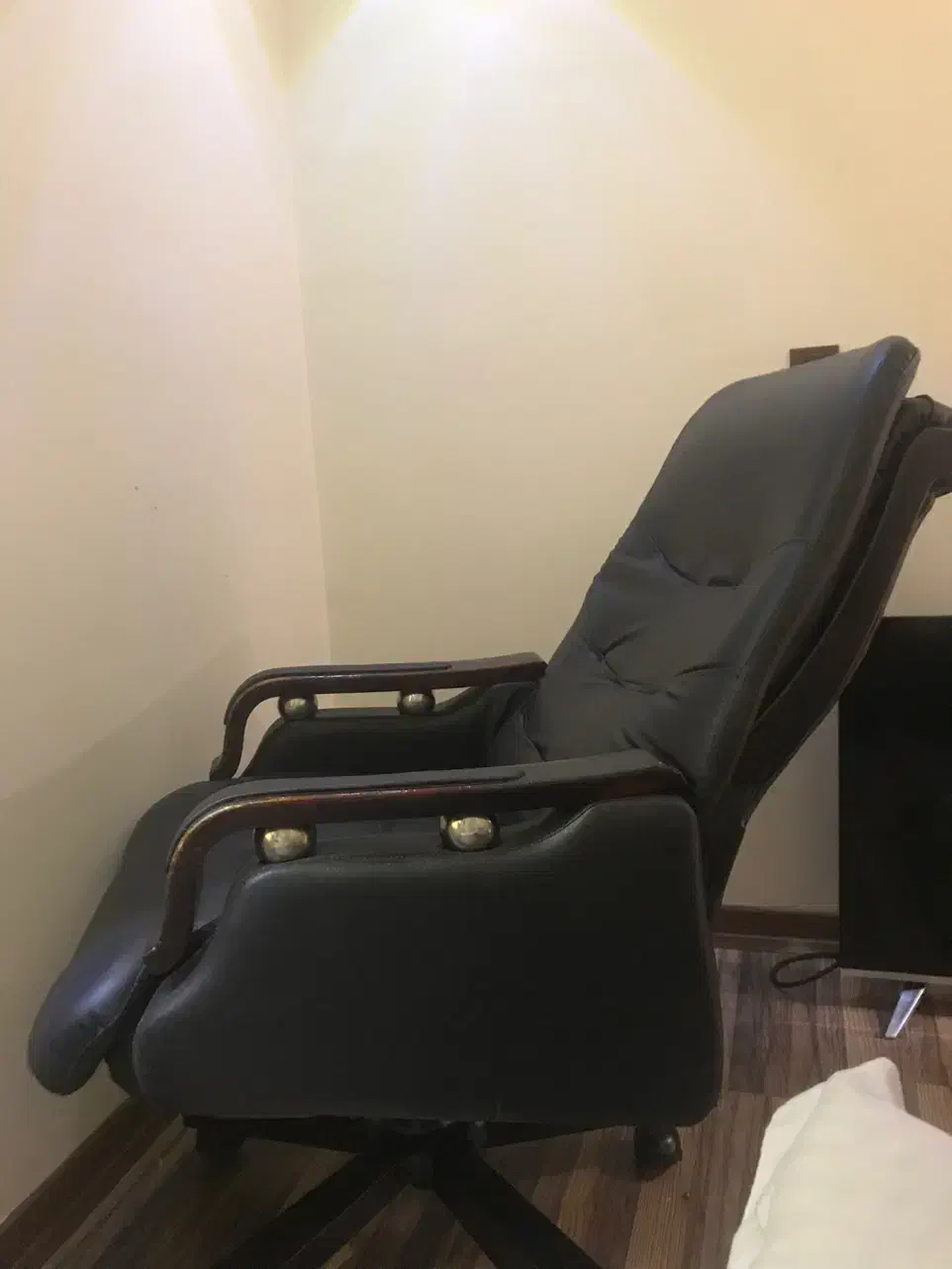 صندلی|صندلی و نیمکت|تهران, آبشار تهران (دریاچه)|دیوار