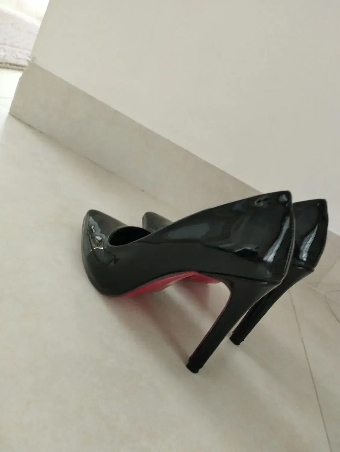 کفش مجلسی|کیف، کفش، کمربند|میانه, |دیوار