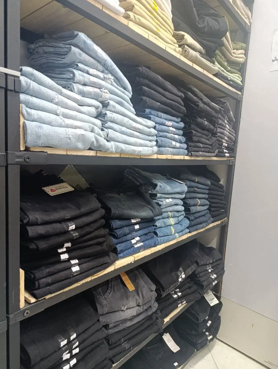 به یک فروشنده خانم نیازمندیم|استخدام بازاریابی و فروش|گرگان, |دیوار