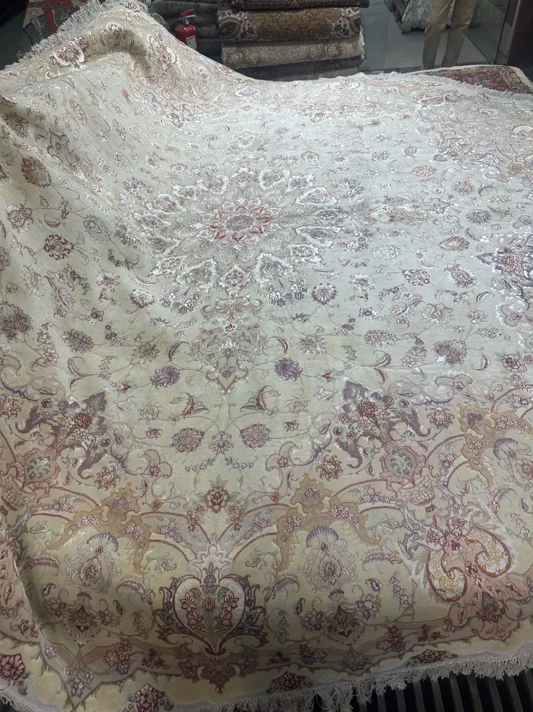 (فرش حق زاده)گرد قطر۴متر ۵۰ رج چله و گل ابریشم|فرش|تبریز, |دیوار