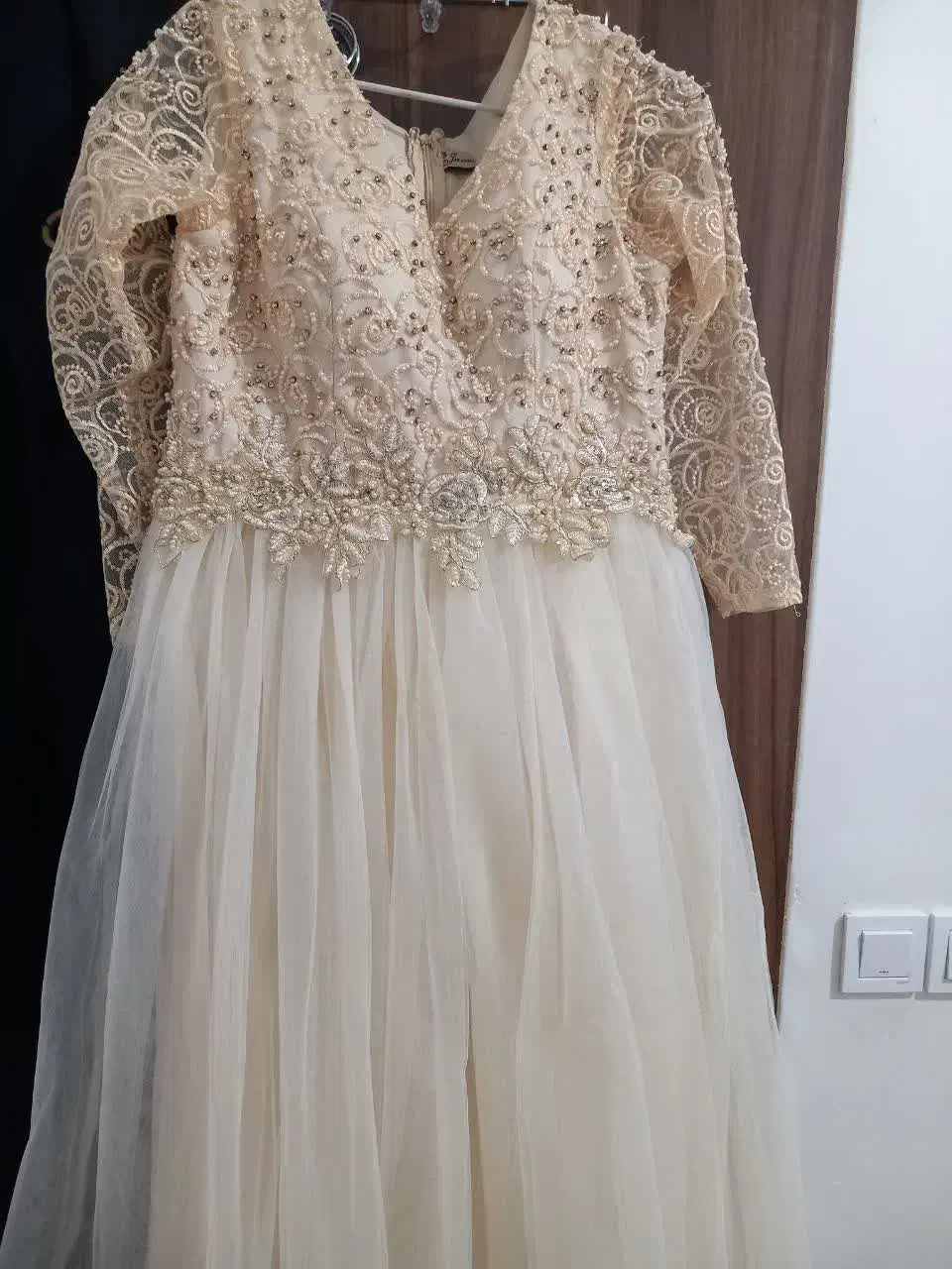 لباس مجلسی|لباس|فردیس, نیروگاه برق|دیوار