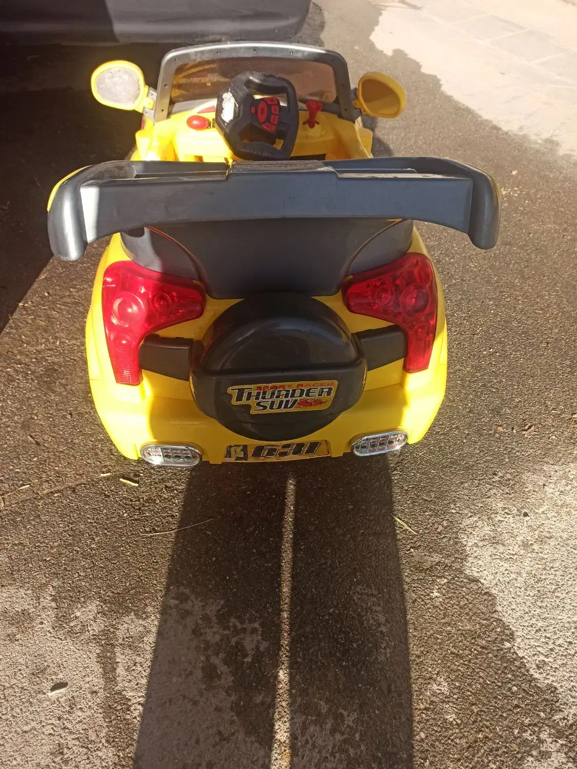 ماشین اسباب بازی دو موتوره درحدنو باطری نداره|اسباب‌‌بازی|نورآباد, |دیوار