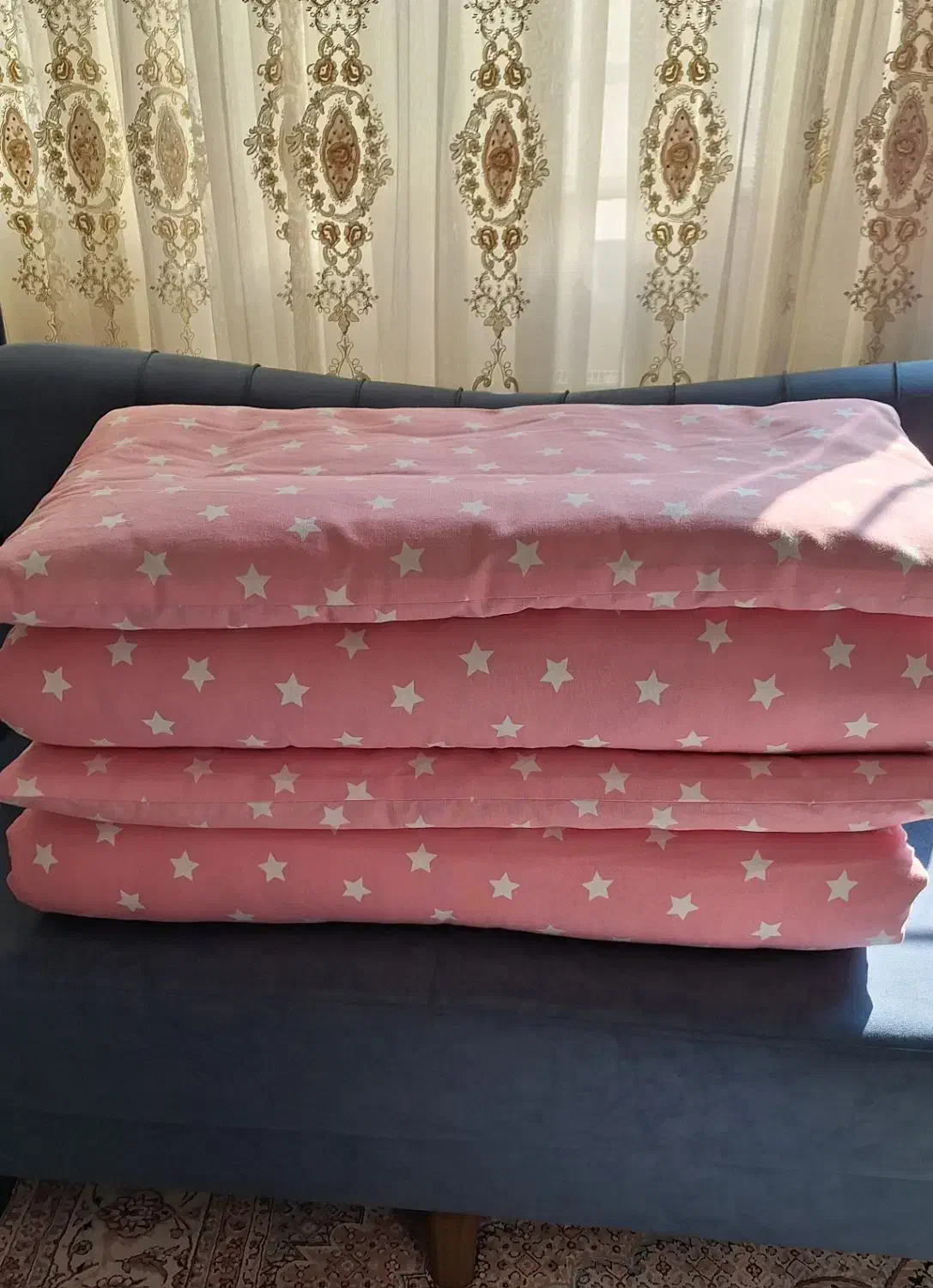 تعدادی تشک از پشم وبالش از پر|رختخواب، بالش، پتو|لاهیجان, مهرگان|دیوار