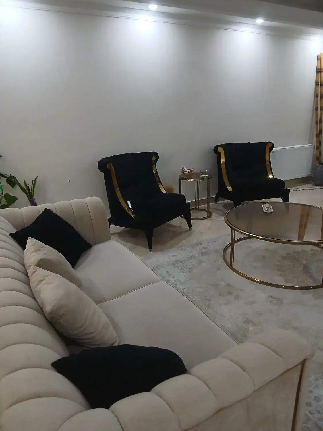 یک دست مبل ۷ نفره کرم مشکی با میز وسط|مبلمان خانگی و میز عسلی|تهران, مهران|دیوار