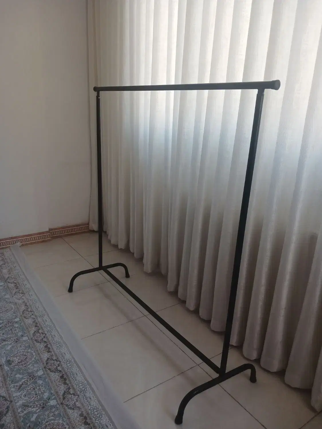 رگال لباس|بندرخت و رخت‌آویز|پاکدشت, حصار امیر|دیوار