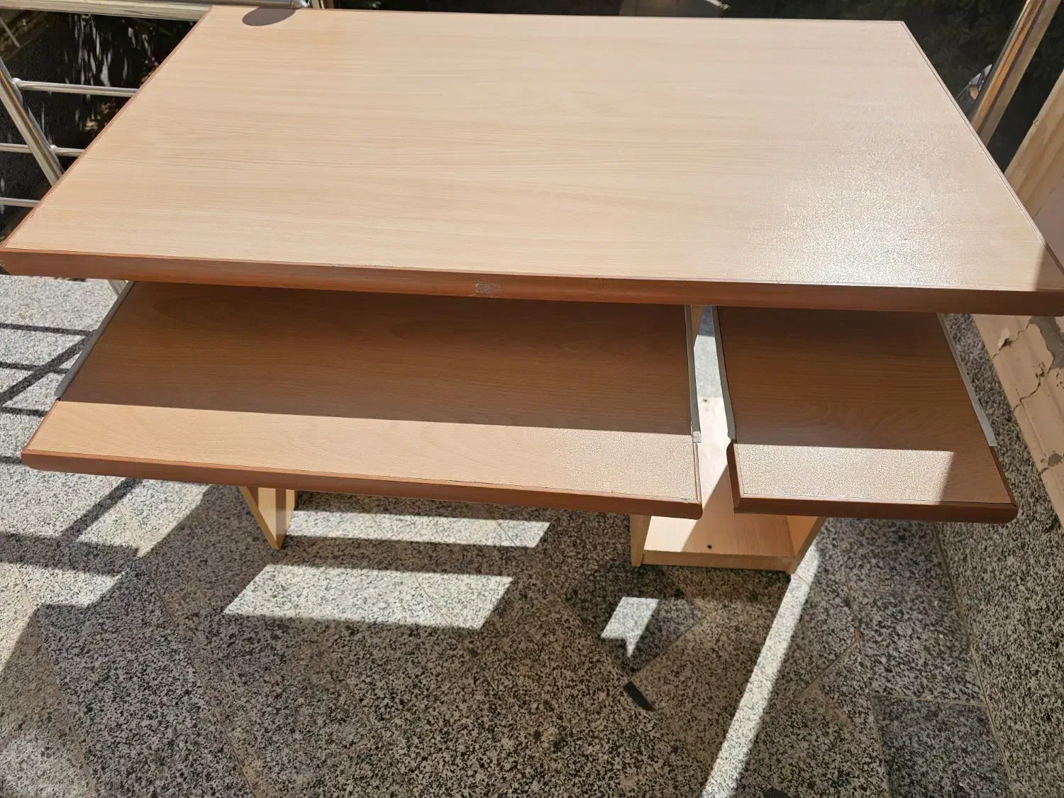 میز کامپیوتر در حد نو|میز تحریر و کامپیوتر|حمیدیا, |دیوار