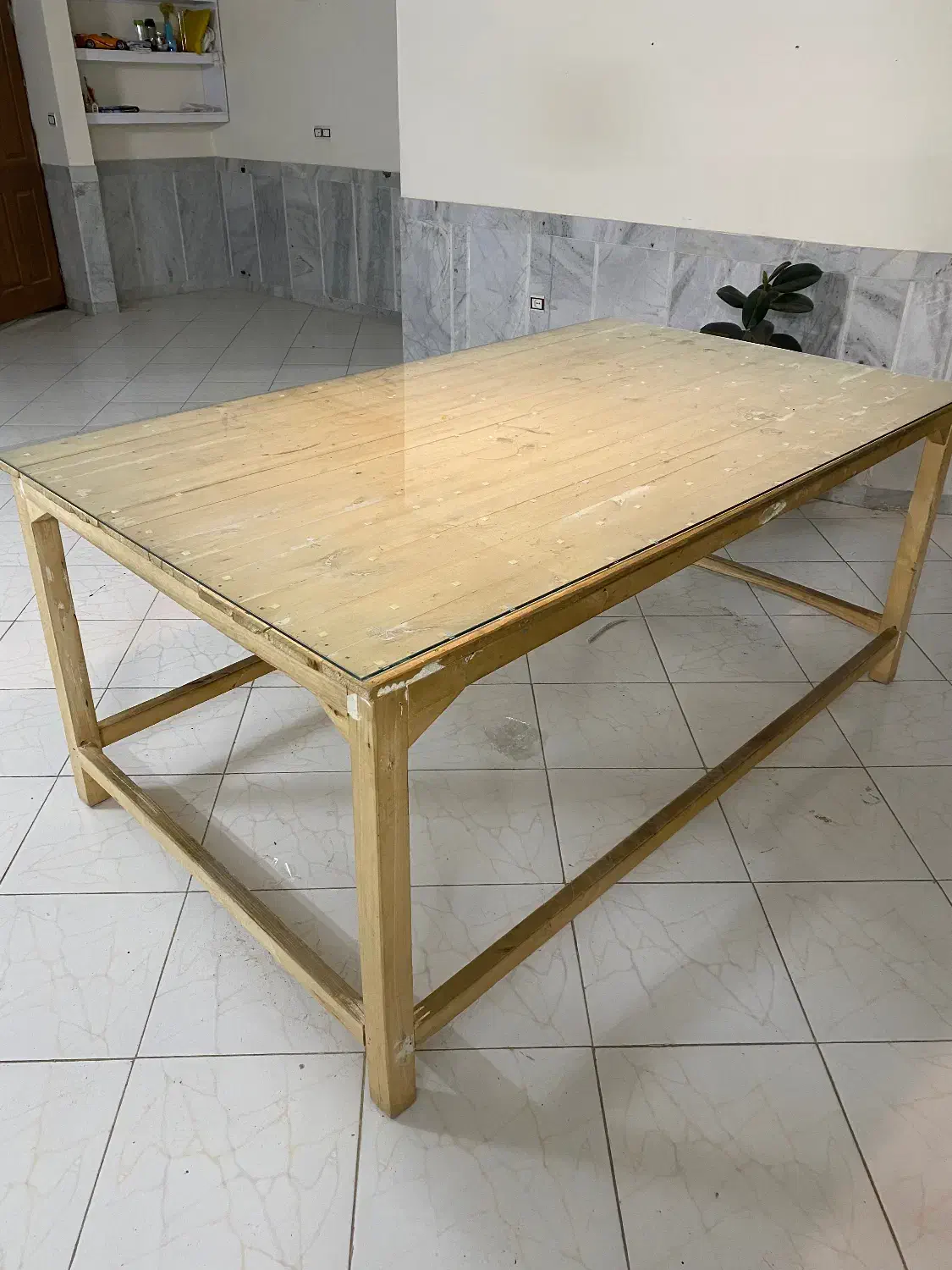 میز|میز و صندلی غذاخوری|نیشابور, بزرگمهر|دیوار