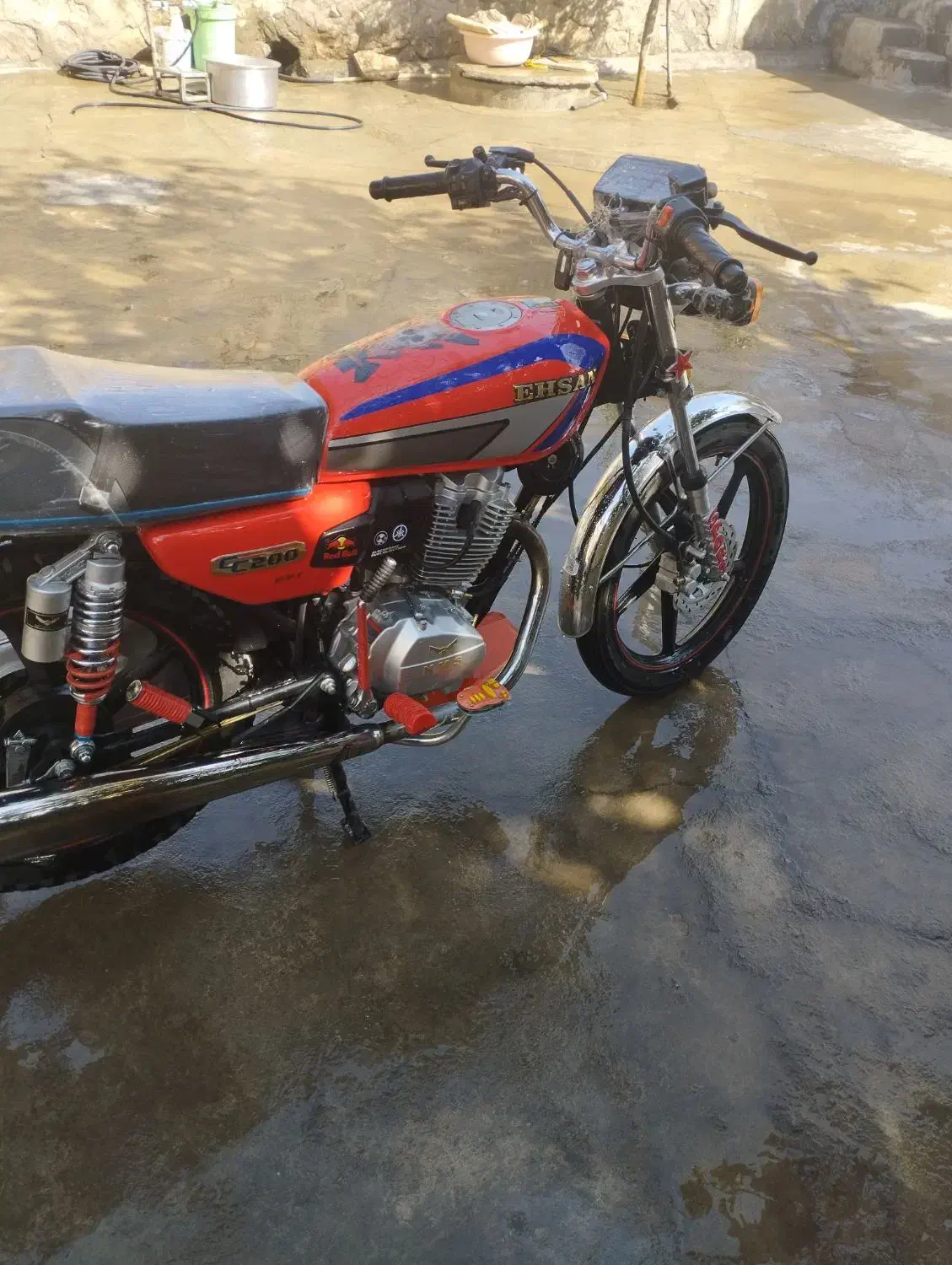 موتور 200 احسان|موتورسیکلت|صحنه, |دیوار