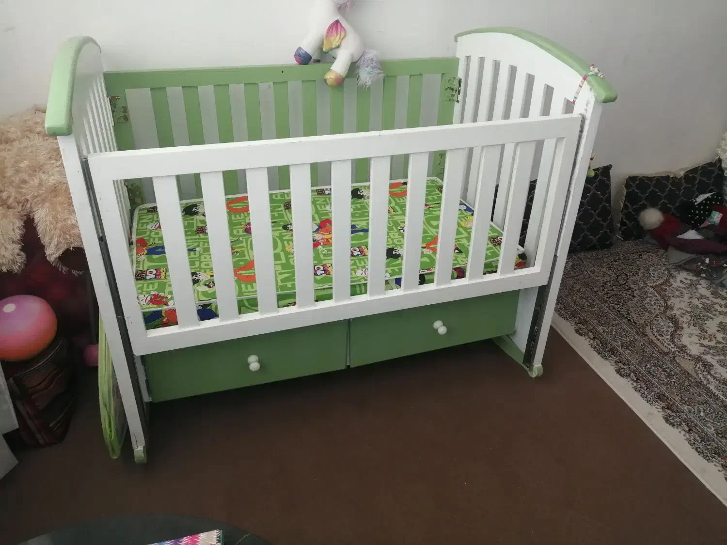 تخت خواب کودک|تخت و صندلی بچه|بومهن, |دیوار