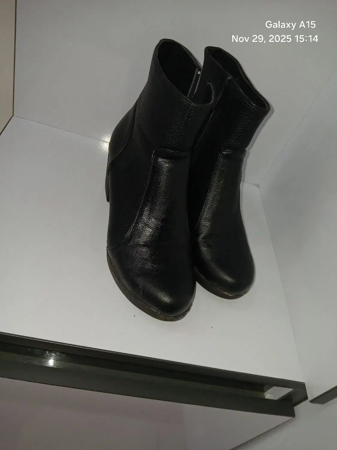 یک جفت نیم بوت نو|کیف، کفش، کمربند|شیراز, کوشک میدان|دیوار