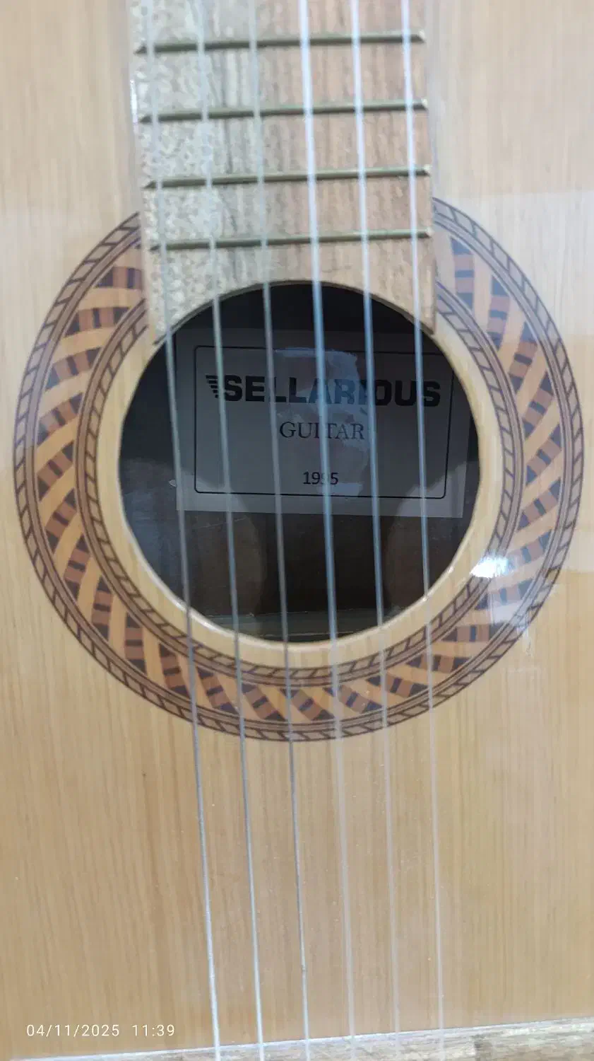 گیتار دست دوم در حد نو|گیتار، بیس، امپلیفایر|رودان, |دیوار