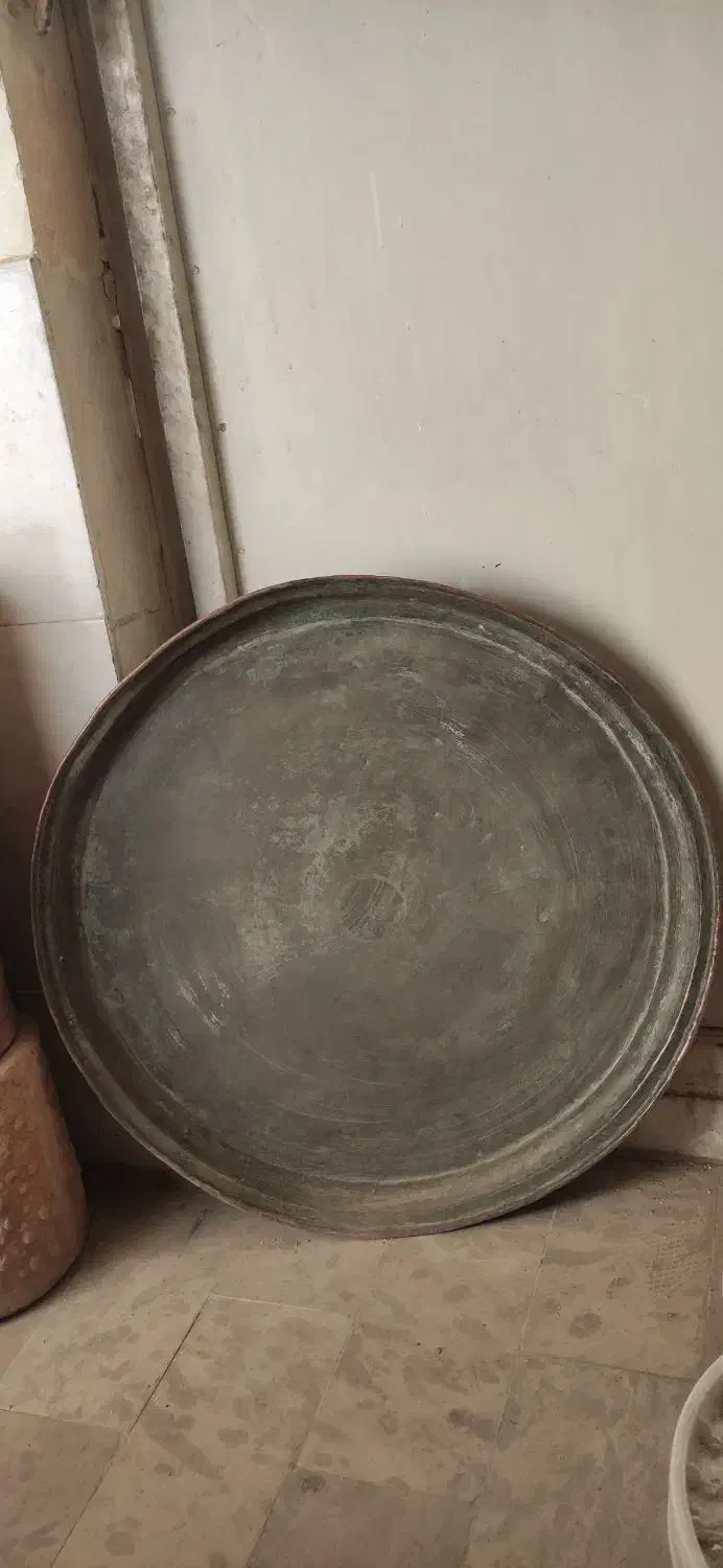 سینی مسی بزرگ مجمع قدیمی و عطیقه|کلکسیون اشیاء عتیقه|اصفهان, شیخ طوسی|دیوار