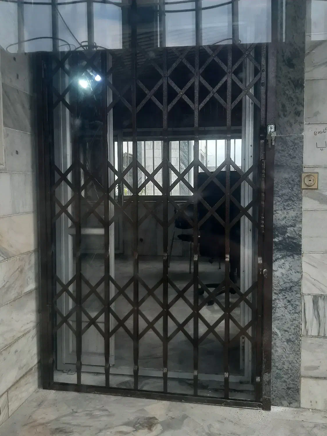 نصب درب حفاظ اکاردئونی ورودی ساختمان|مصالح و تجهیزات ساختمان|رشت, باهنر|دیوار