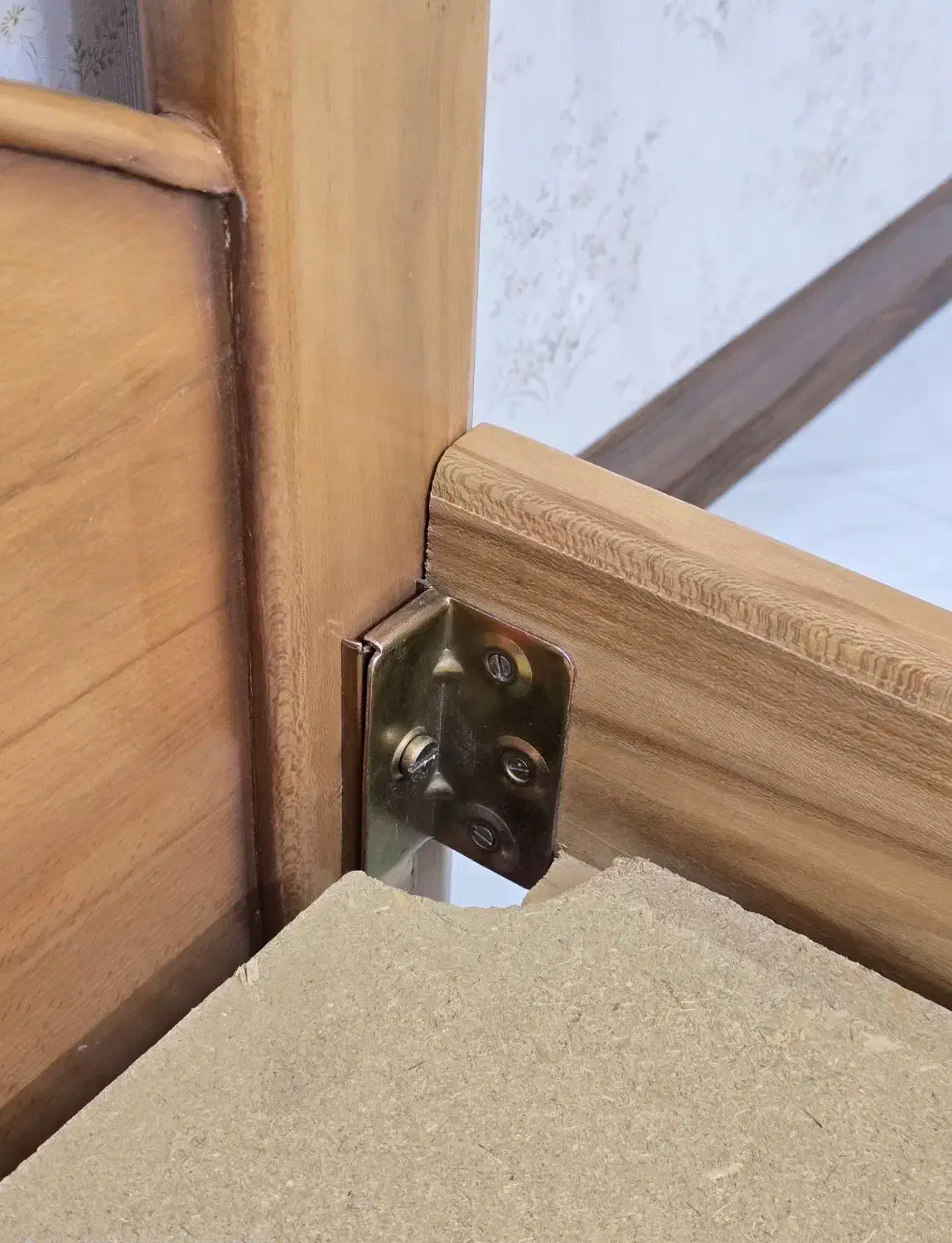 تخت خواب یک‌نفره چوبی - دارای کشو و محافظ کودک|تخت و سرویس خواب|اصفهان, جلالیه|دیوار