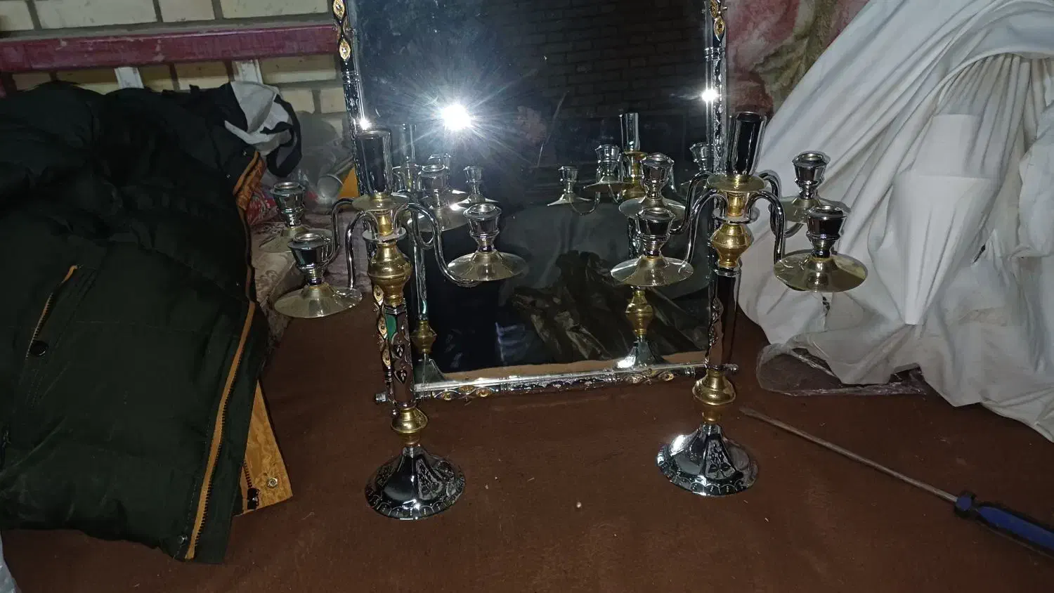 آینه وشمعدانی برنزی|آینه|میانه, |دیوار