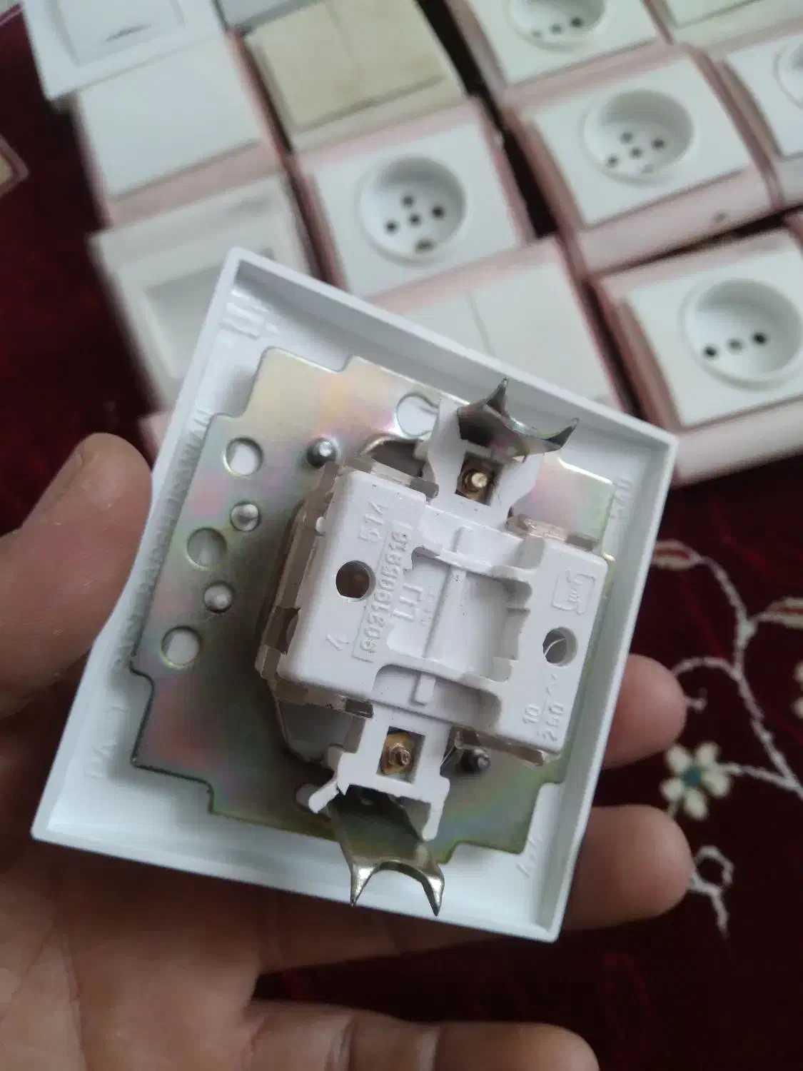 کلید پریز برق کارکرده ولی تمیز وسالم در حدنو|مصالح و تجهیزات ساختمان|اسدآباد, |دیوار