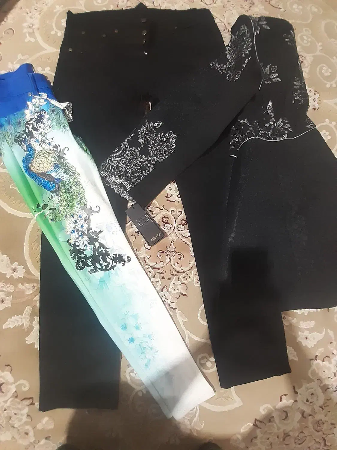 لباس نو و کوسن رو مبلی|لباس|شوط, |دیوار