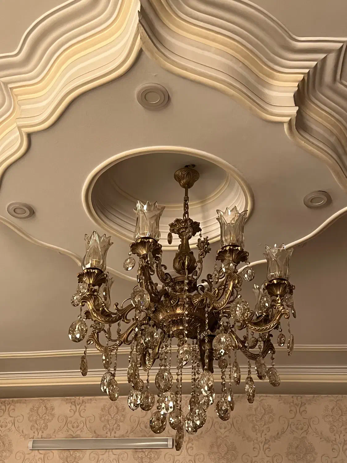 یک عدد لوستر ۸شاخه زیبا|لوستر و چراغ آویز|اسلامشهر, شهرک قائمیه|دیوار