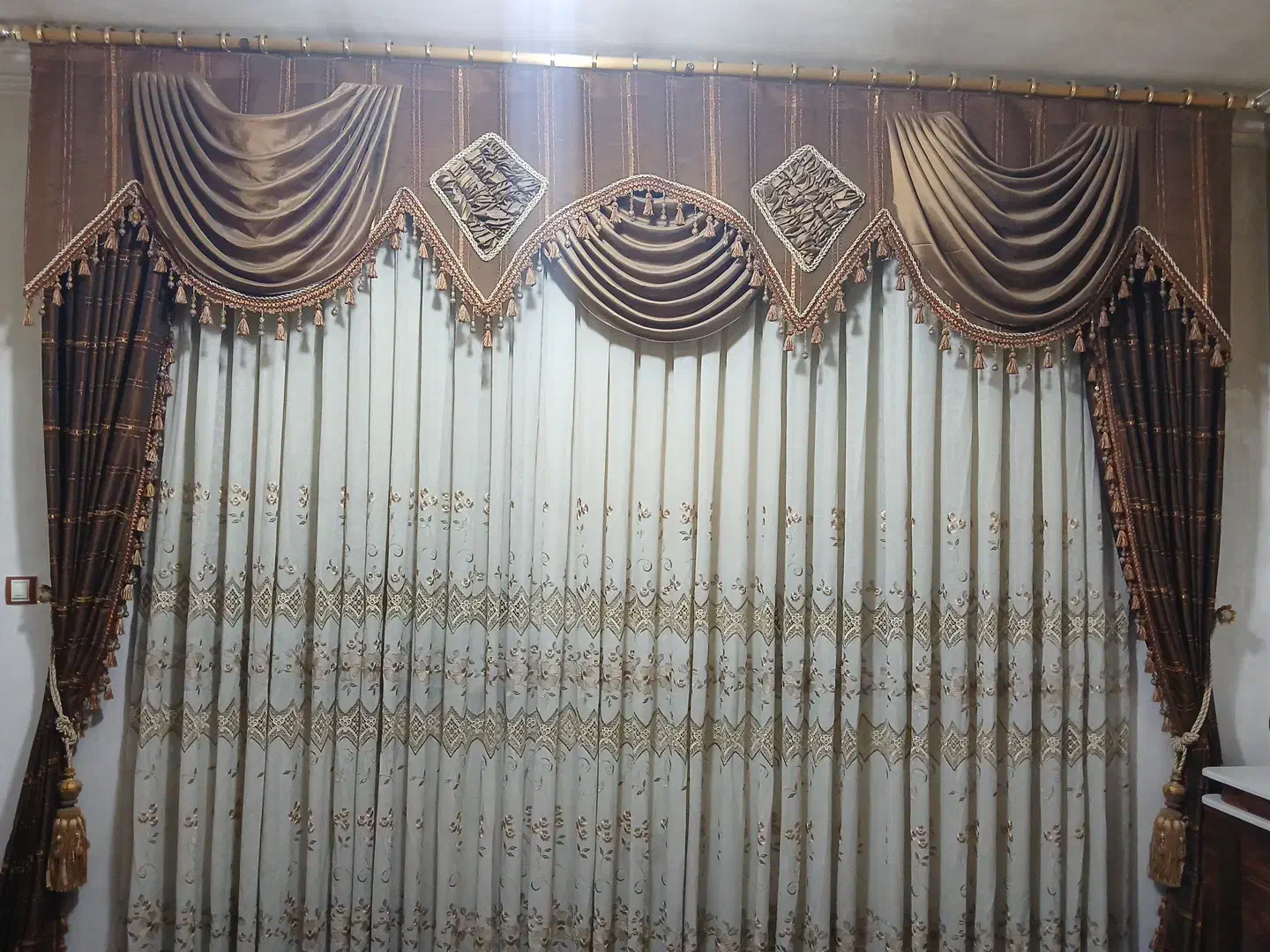 پرده|پرده، رانر، رومیزی|صحنه, |دیوار